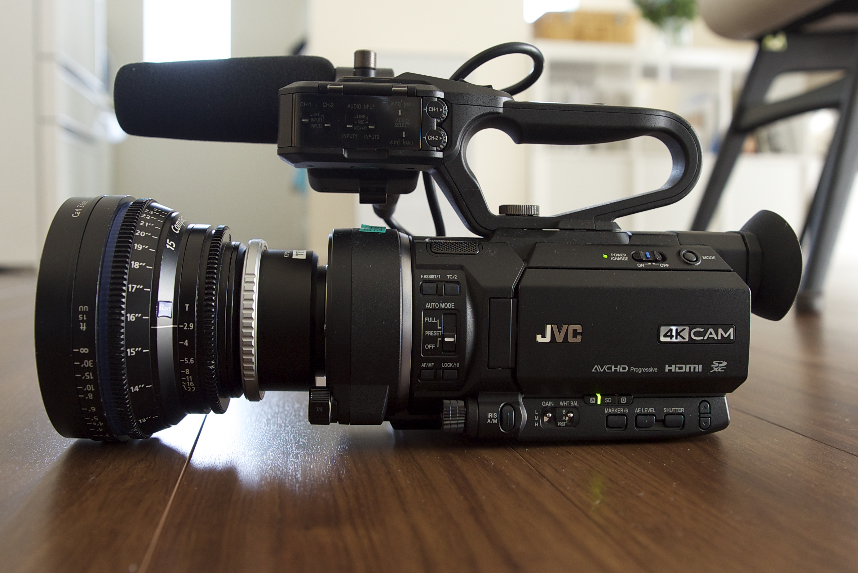 JVC GY-HM250E Cámara 4K compacta con streaming - Avacab