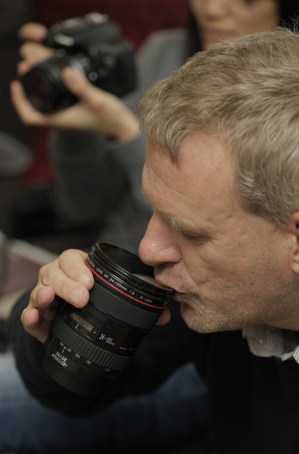The 24-105mm f4L IS coffee cup in use
