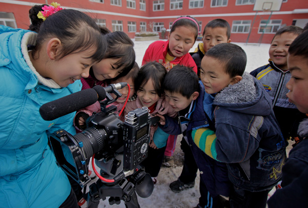 The schoolchildren check out the 550D