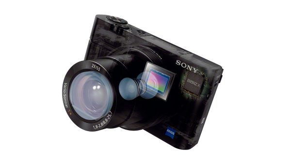 The 1 inch back illuminated EXMOR-R sensor in the RX100 III allows for better low light performance