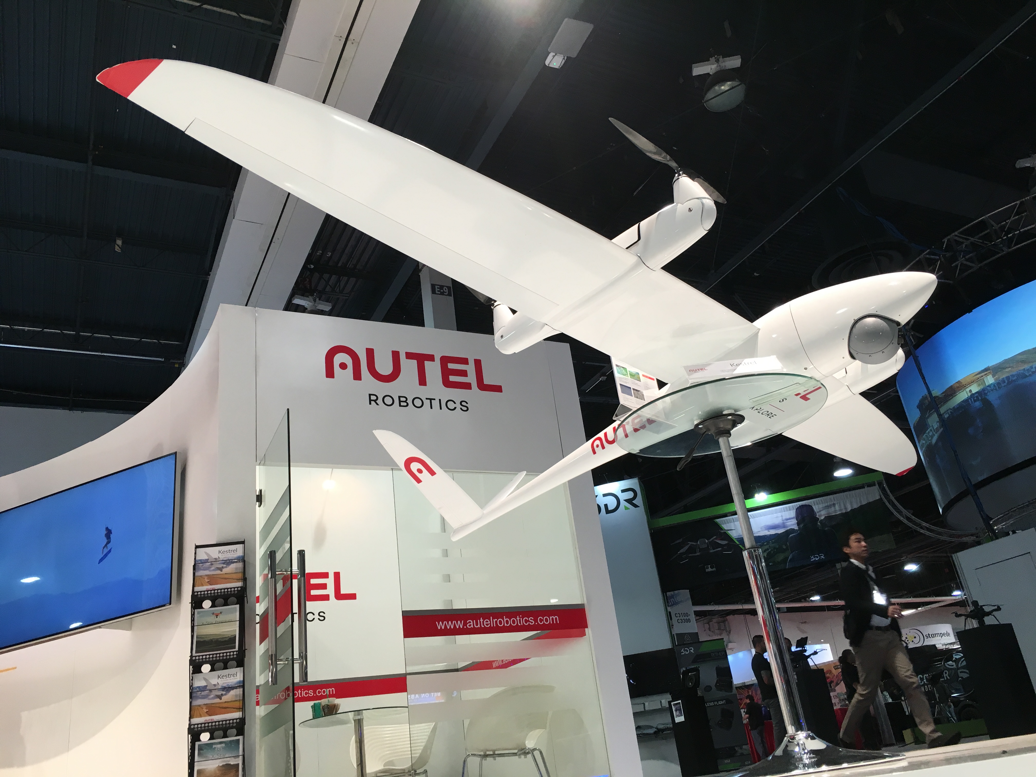profil kontakt Springe NAB 2016: Autel Kestrel camera drone has 60 mile range and vertical  take-off - Newsshooter
