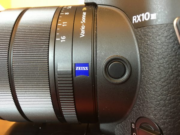 There is an assignable button on the side of the lens barrel.