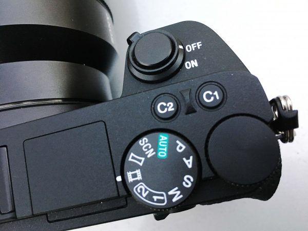 You can assign a custom button to switch between AF and manual focus