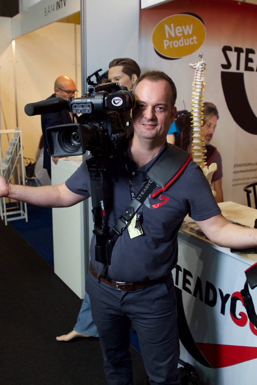 SteadyGum: saving ENG cam operators‘ backs – IBC 2017 - Newsshooter