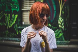 Lensbaby Burnside 35 nicmuller red head in street