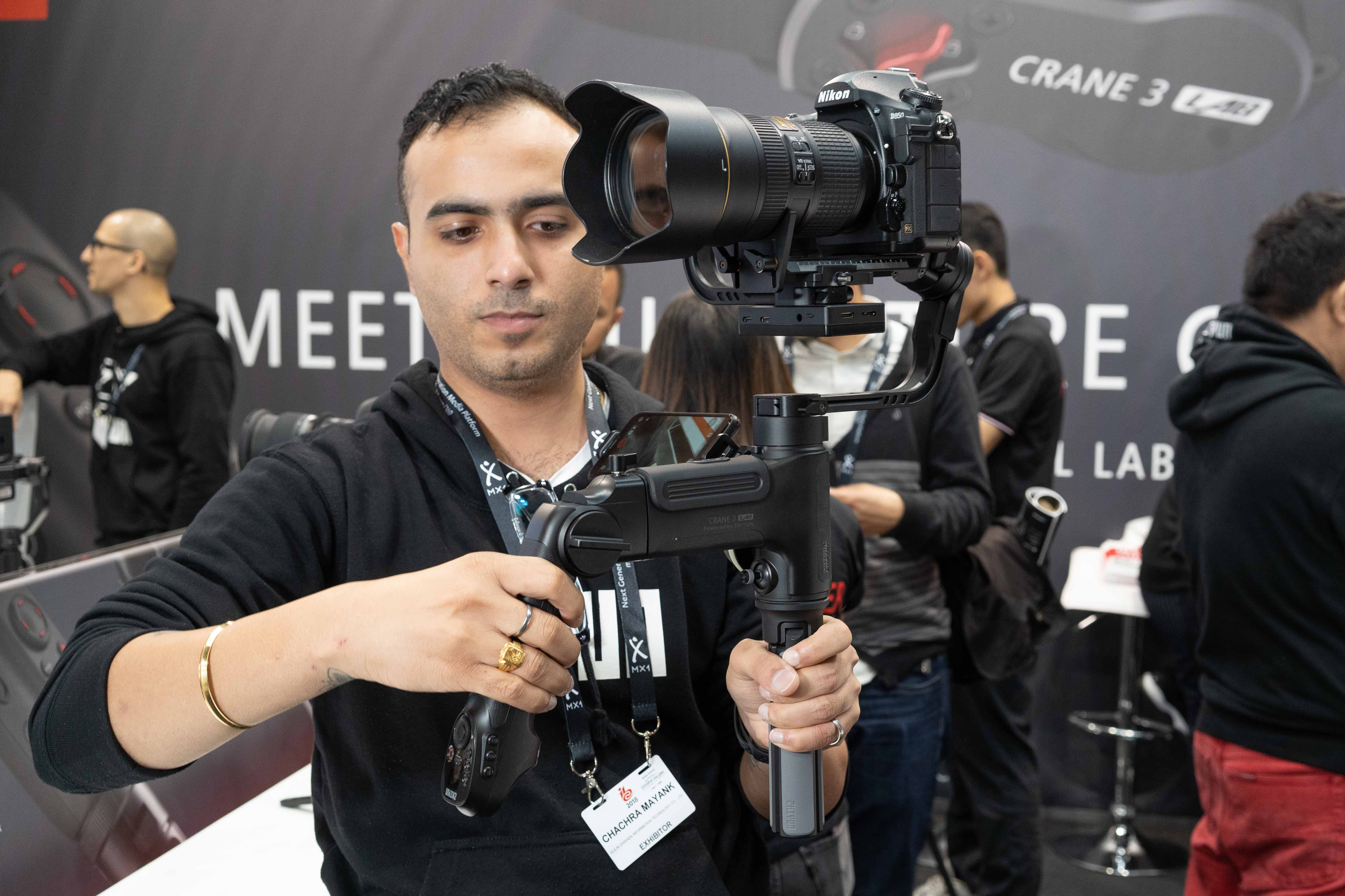 Электрический стабилизатор zhiyun crane 3 lab. Zhiyun crane 3. Zhiyun crane 3. Стабилизатор zhiyun crane 3s. Монитор на zhiyun crane 3 lab.