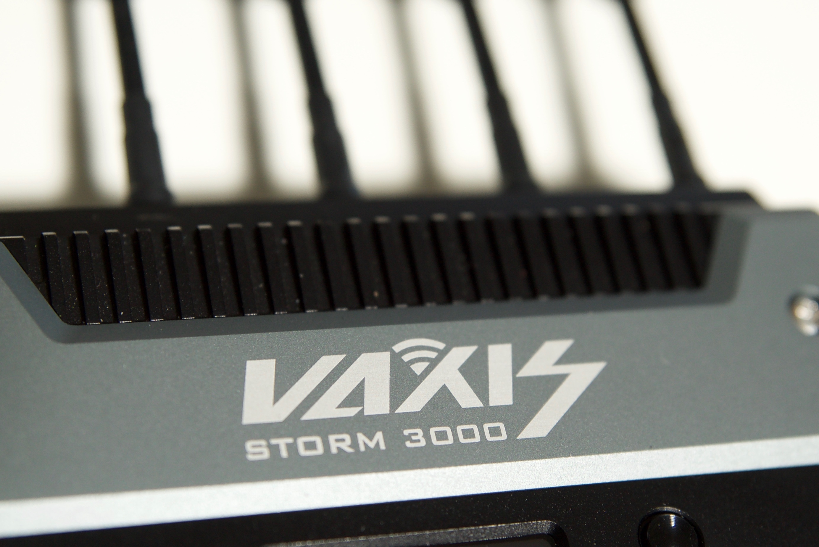 Vaxis Storm 3000 features a metal construction