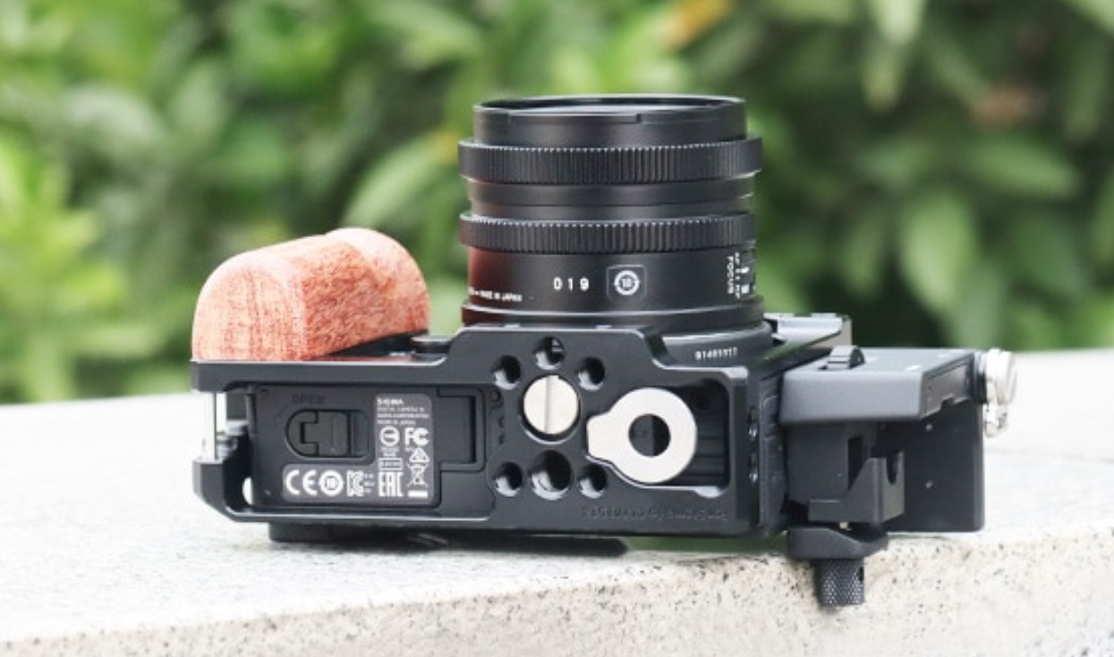SmallRig Camera Cage for the Sigma fp Newsshooter
