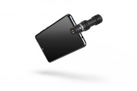 rode videomic me c usb c microphone on samsung phone 3 quarter levitating feb 2021 2000 1341 rgb