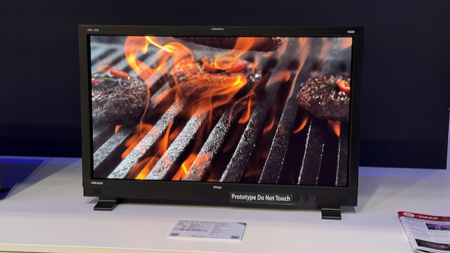 8. TVLogic LXM-321P12G-QuadMulti View 32