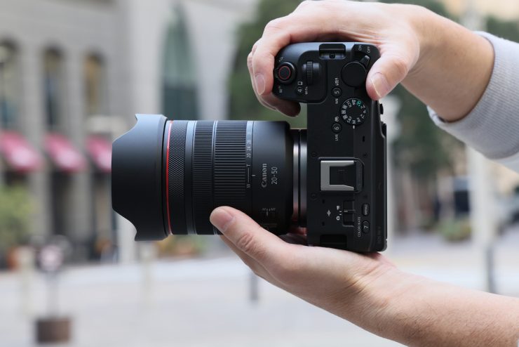 RF 20 50mm f4L IS USM PZ lifestyle 3