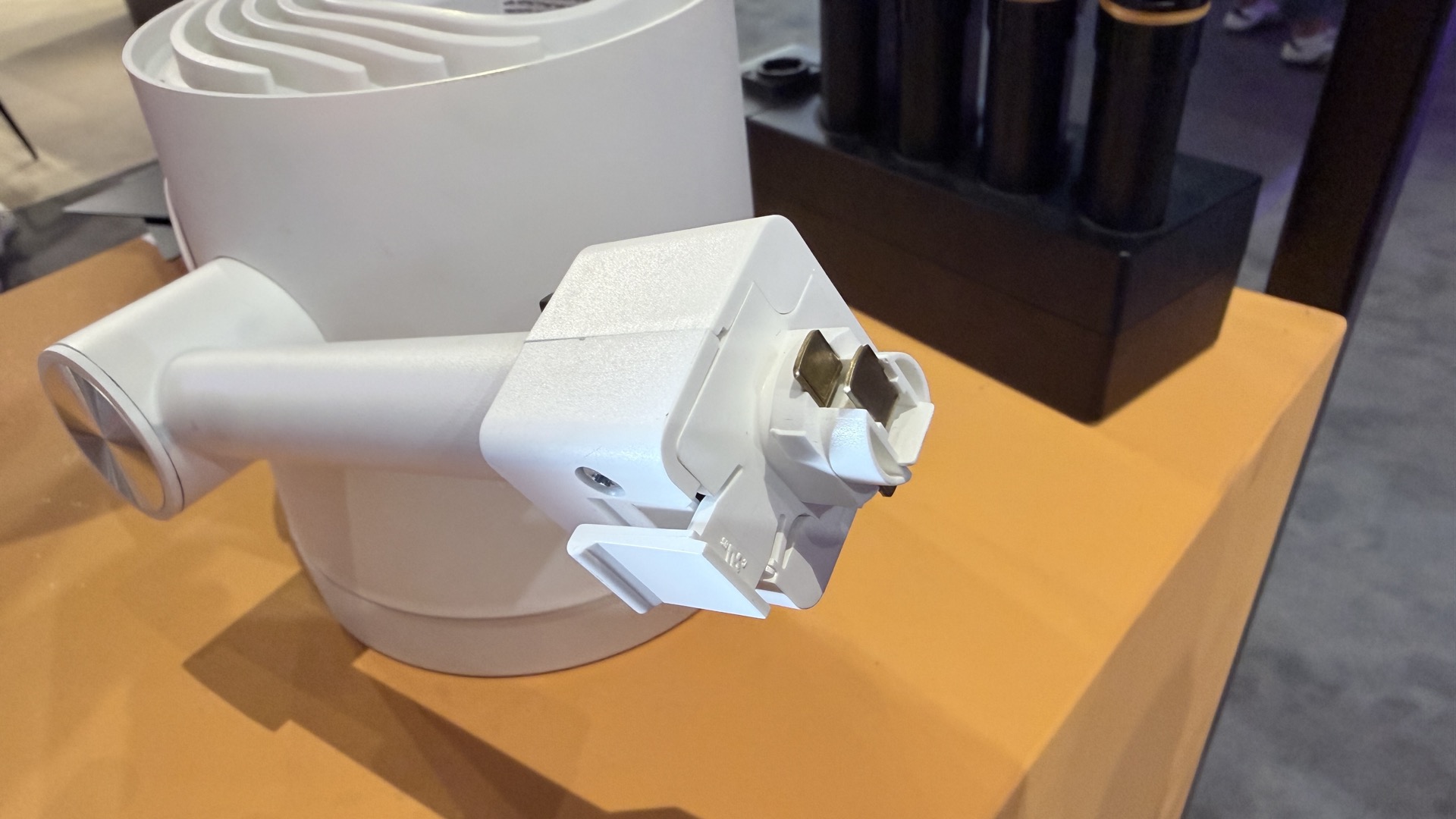 Конструкция адаптера TracklightAdapter для светильника Astera QuikBeam