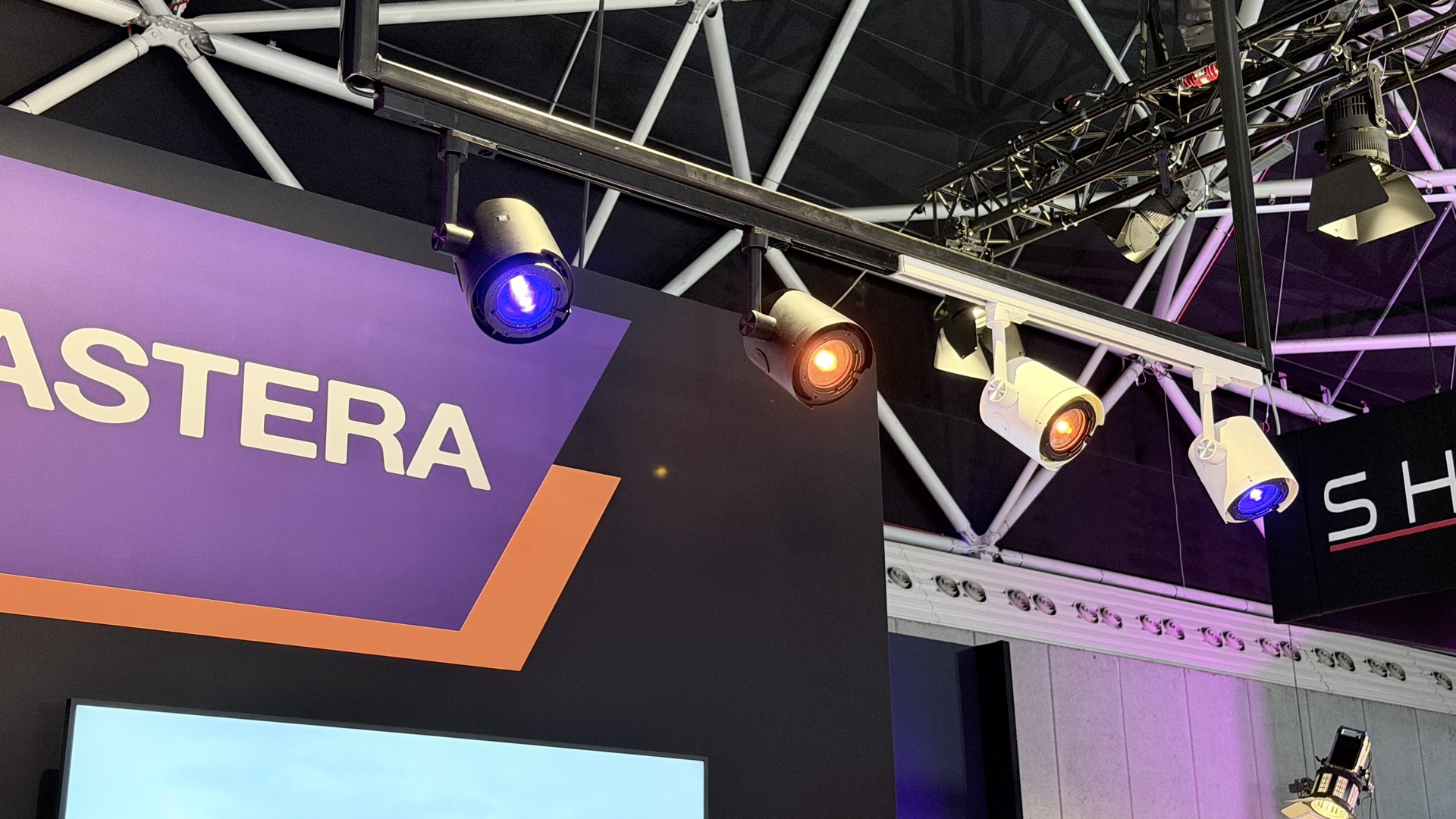 Astera QuikBeam Connect: адаптер TracklightAdapter для трекового студийного света