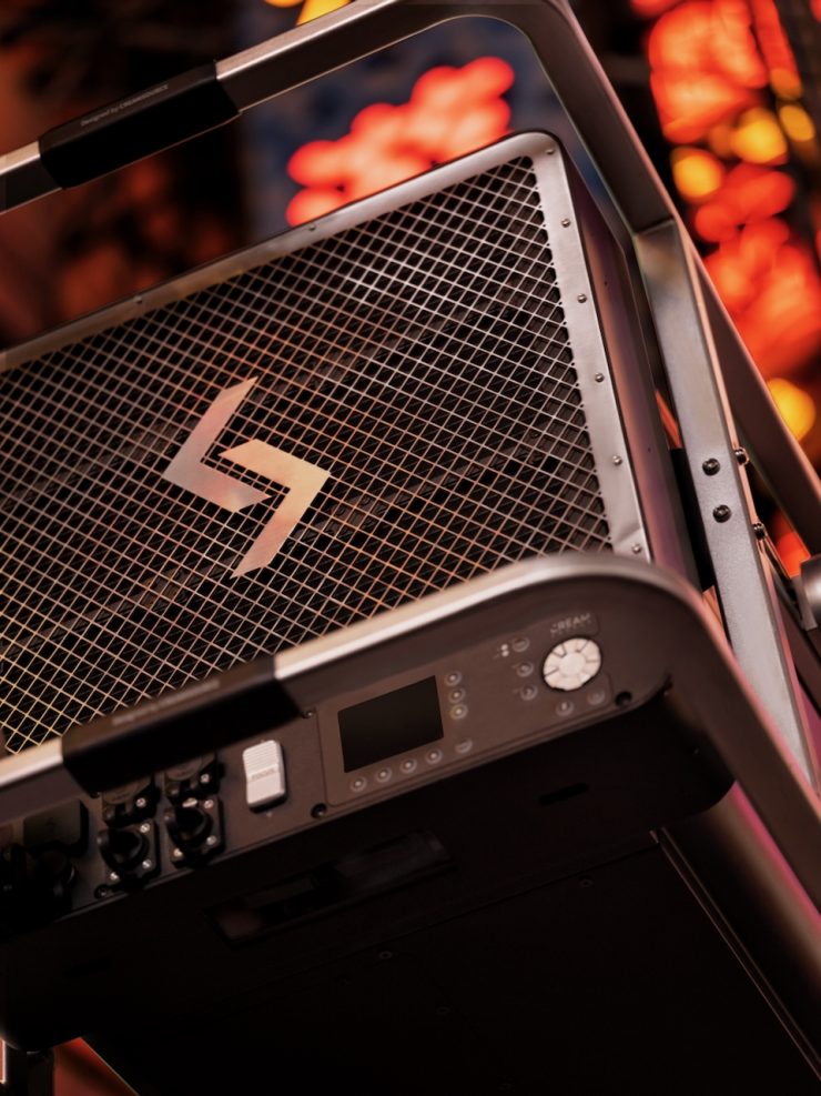 C3 back logo